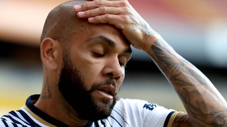 Oficial, Dani Alves deja de ser jugador de Pumas